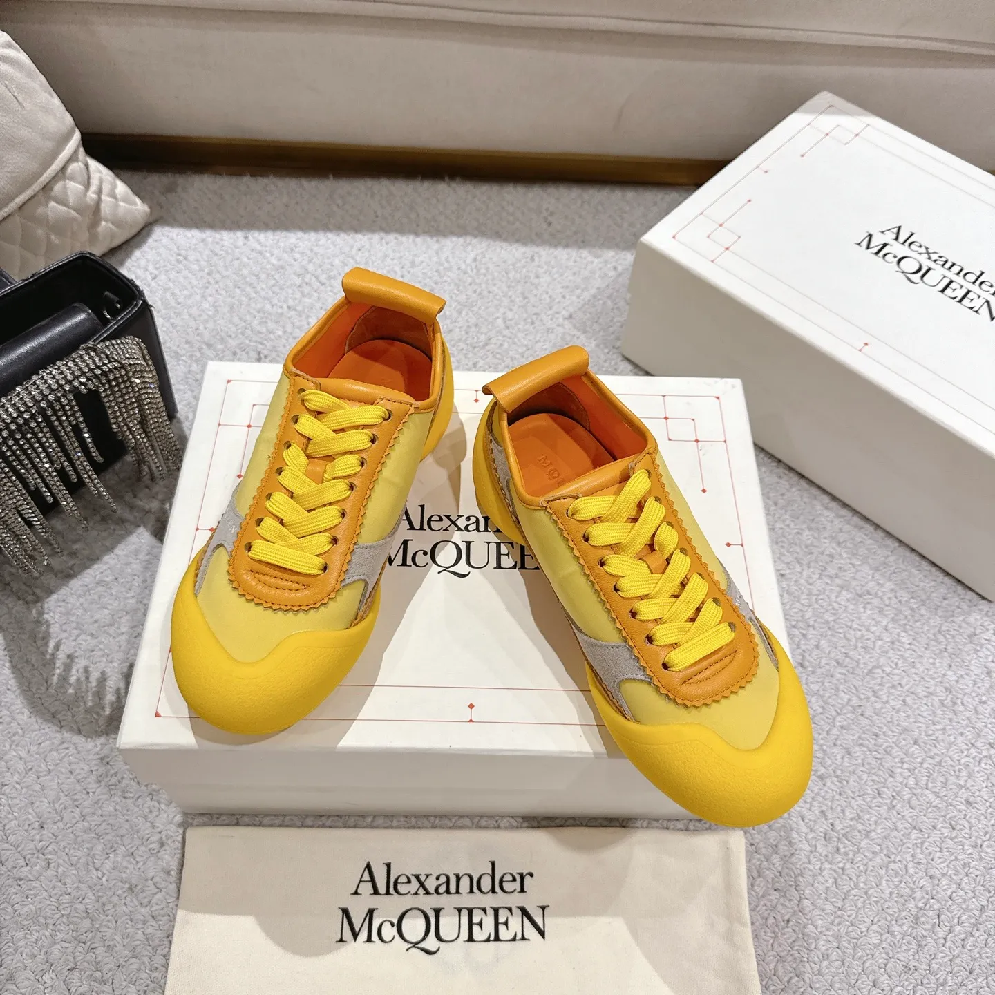 👟👟Ex-factory price 600👟👟 Men's size +10 2025 McQueen's new AIexanderMcQUEEN✅ The original quality has been certified! The original version is reproduced 1:1, and the latest lace-up casual shoes are released simultaneously. • McQueen logo • Round toe box • Lightweight segmented sole design, made of imported stretch breathable fabric + grained cowhide, soft inner lining and insole, comfortable for walking and not stuffy on the feet. Five colors: black/white·white·off-white·black/brown·yellow Fabric: grained cowhide + stretch fabric + cow suede Insole: imported sheepskin Women’s model: 35–40 (40 for women is not returnable) Men’s model: 39–45 (45 for men is not returnable)
